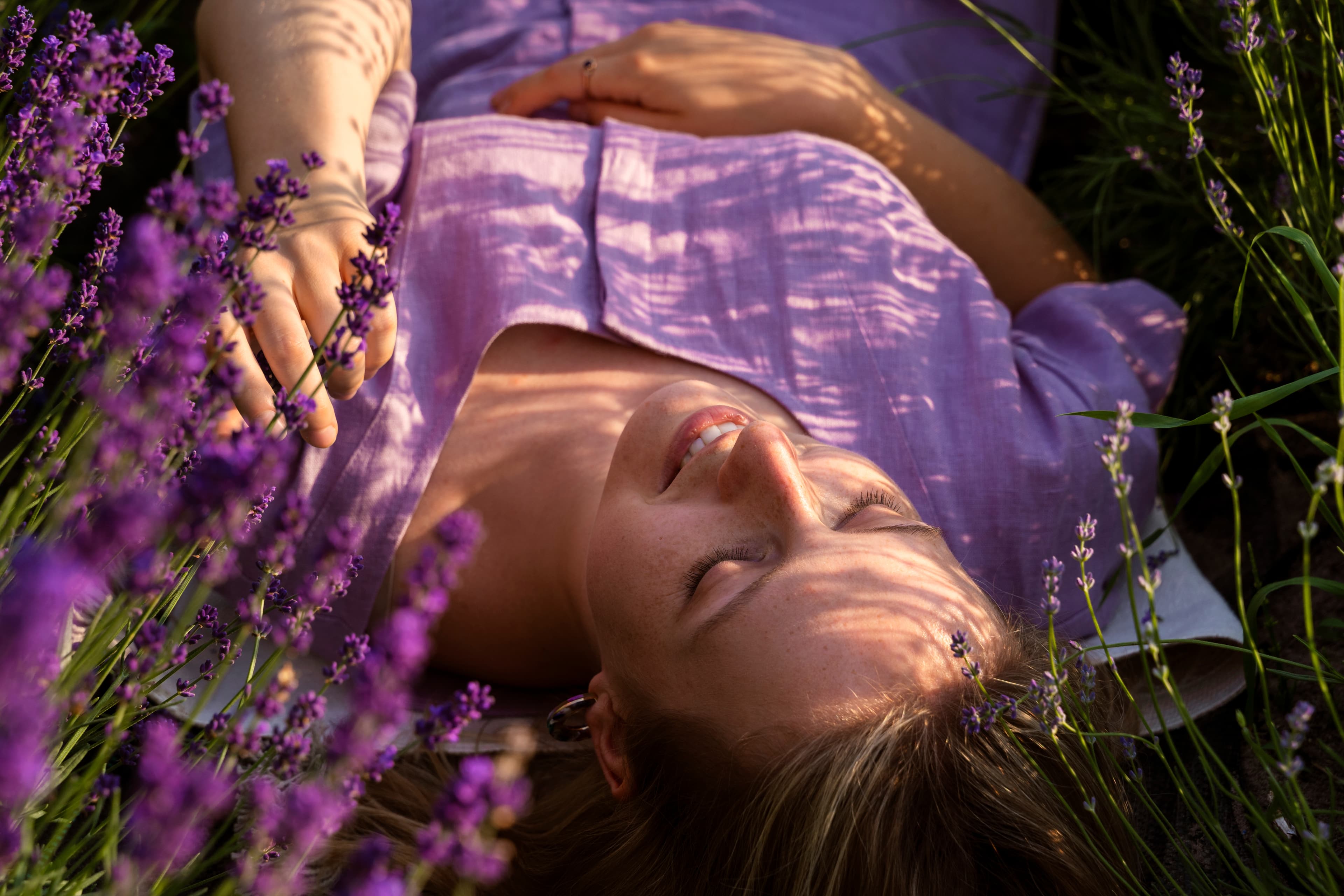 woman-laying-on-lavender